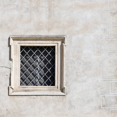 Eski bir binanın kafesli penceresi. Yaşlı Bratislava, 2019. 