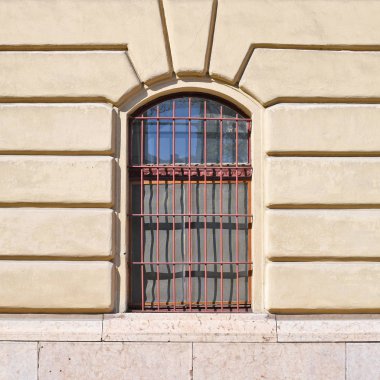 Eski bir binanın kafesli penceresi. Yaşlı Bratislava, 2019. 