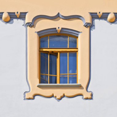 Eski bir binanın penceresi. Yaşlı Bratislava, 2019. 