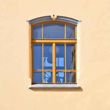 Eski bir binanın penceresi. Yaşlı Bratislava, 2019. 