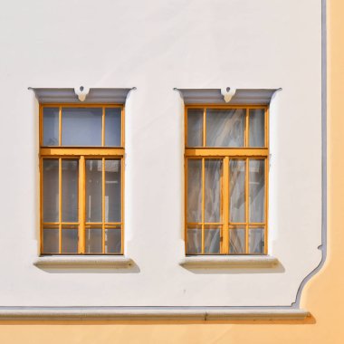 Eski bir binanın penceresi. Yaşlı Bratislava, 2019. 