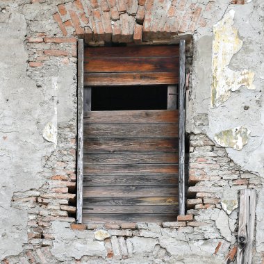 Eski bir binanın penceresi. Yaşlı Bratislava, 2019. 
