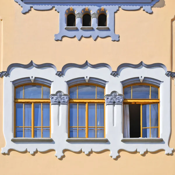 古代の建物の窓 古いブラチスラバ 2019 — ストック写真