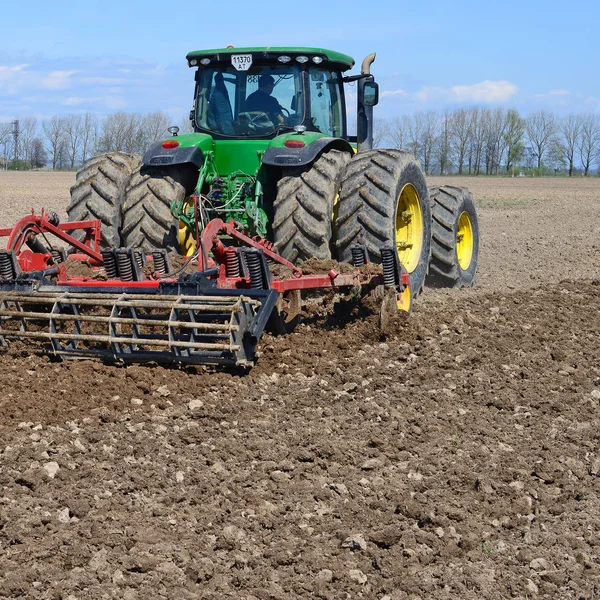 Traktor Szántás Területen — Stock Fotó