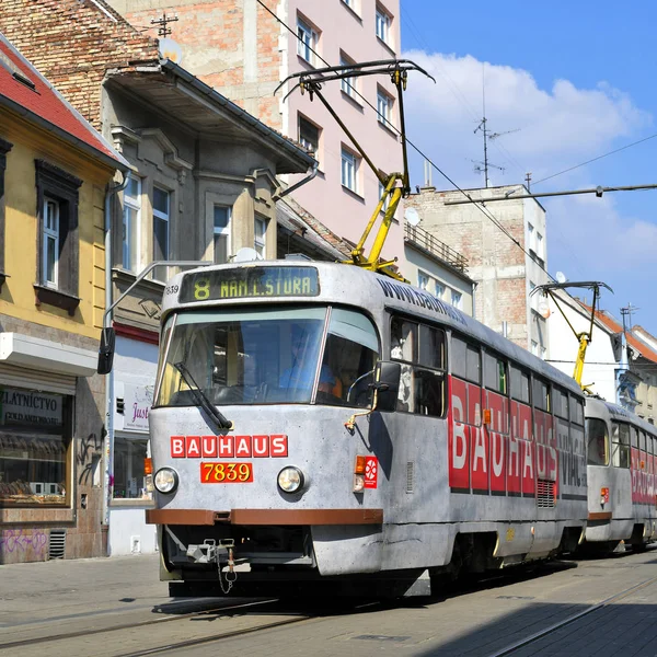 斯洛伐克共和国布拉迪斯拉发 2019年3月31日 该市街道上的旧电车 — 图库照片