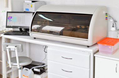 Kalush, Ukrayna - 08 Nisan 2019: Autolab 100 biyokimyasal ve immün enzim analizörü klinikteki işyerinde.