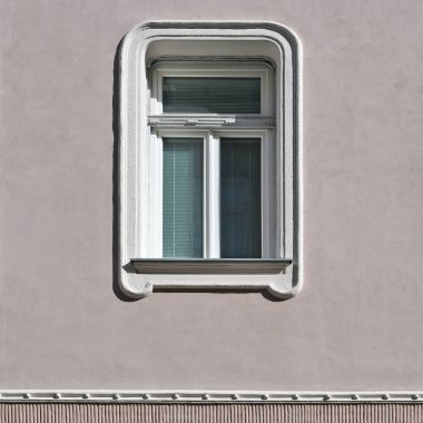 Eski bir binanın penceresi. Yaşlı Bratislava, 2019. 