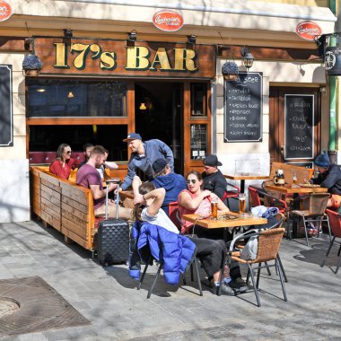 Bratislava, Slovakya Cumhuriyeti - 31 Mart 2019: Şehrin eski sokaklarındaki restoran masaları.