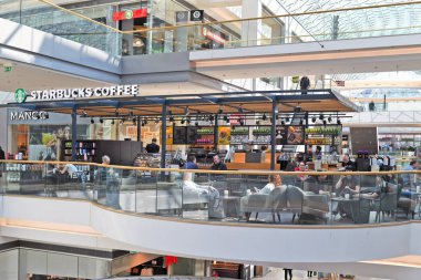 Bratislava, Slovak Cumhuriyeti - 01 Nisan 2019: Eurovea - Bratislava'da iş, perakende ve konut kompleksi. Ticaret katında Cafe.