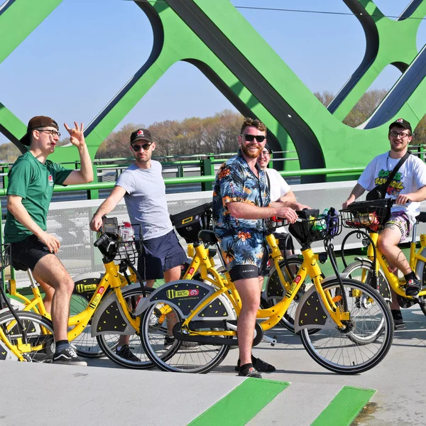 2019年4月1日 斯洛伐克共和国布拉迪斯拉发 一群骑自行车的有组织的游客在旧桥的观景台上租车游览该市 — 图库照片