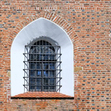 Eski tuğla bina penceresi. kırmızı ve turuncu.