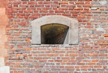 tuğla duvarda eski paslı bir pencere.