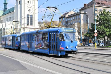 Bratislava, Slovakya-Mart 31, 2019: şehrin sokaklarında eski tramvay.