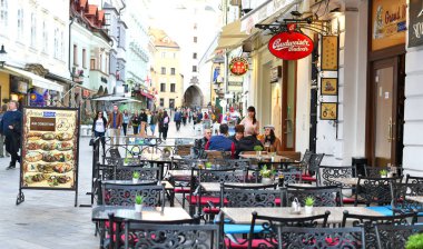 PRAG, CZECH Cumhuriyet 1 Mayıs 2017: Sokak Kafe 'deki İnsanlar 