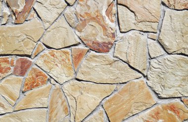 Çatlamış bir taştan bir duvar parçası.