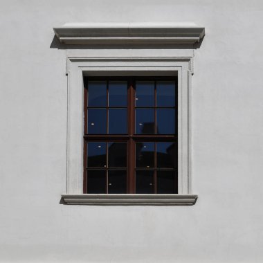 Eski bir binanın penceresi. Yaşlı Bratislava, 2019. 