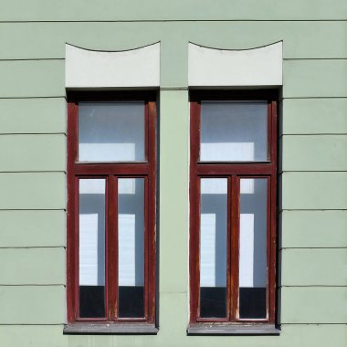 Eski bir binanın penceresi. Yaşlı Bratislava, 2019. 