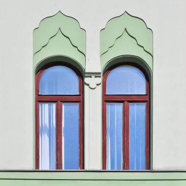 Eski bir binanın penceresi. Yaşlı Bratislava, 2019. 