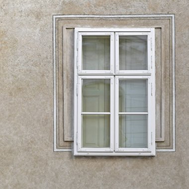 Eski bir binanın penceresi. Yaşlı Bratislava, 2019. 