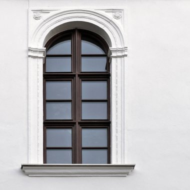 Eski bir binanın penceresi. Yaşlı Bratislava, 2019. 