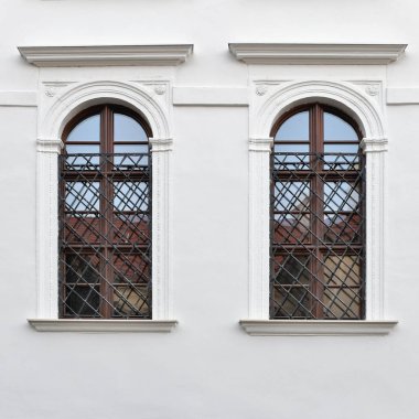 Eski bir binanın penceresi. Yaşlı Bratislava, 2019. 