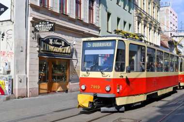 PRAG, CZECH Cumhuriyet - 7 Mayıs 2017: Şehrin sokaklarındaki eski tramvay.