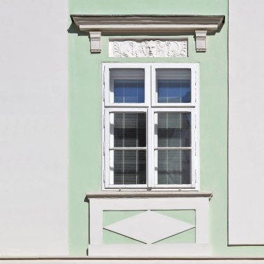 Eski bir binanın penceresi. Yaşlı Bratislava, 2019. 