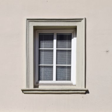 Eski bir binanın penceresi. Yaşlı Bratislava, 2019. 
