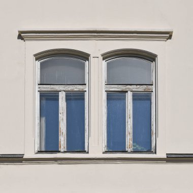Eski bir binanın penceresi. Yaşlı Bratislava, 2019. 