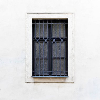 Eski bir binanın penceresi. Yaşlı Bratislava, 2019. 