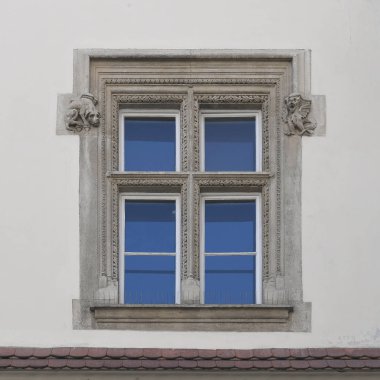 Eski bir binanın penceresi. Yaşlı Bratislava, 2019. 