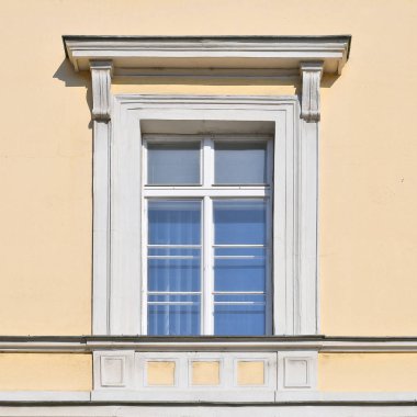 Eski bir binanın penceresi. Yaşlı Bratislava, 2019. 