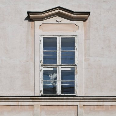 Eski bir binanın penceresi. Yaşlı Bratislava, 2019. 