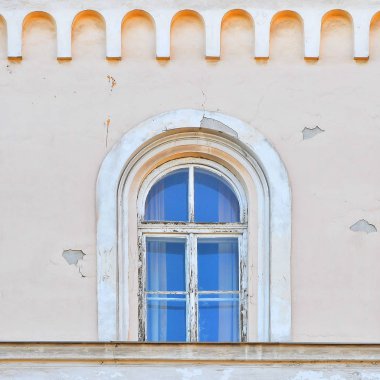 Eski bir binanın penceresi. Yaşlı Bratislava, 2019. 