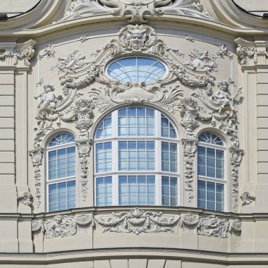 Eski bir binanın penceresi. Yaşlı Bratislava, 2019. 