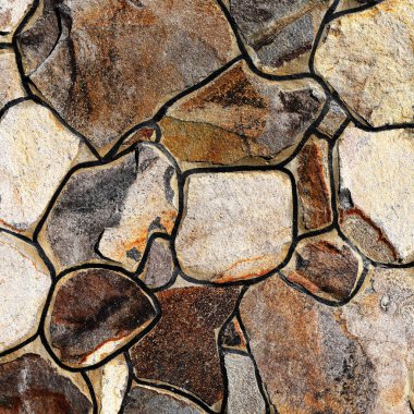 Çatlamış bir taştan bir duvar parçası.