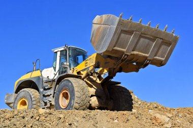 Ukrayna, Polyanytsya - 16 Ekim 2018: Yükleyici-Tekerlekli yükleyici Liebherr marka Polyanytsya köyü alanında bir inşaat sitesinde.