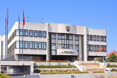 Bratislava, Slovakya Cumhuriyeti - 31 Mart 2019: Slovakya Cumhuriyeti Ulusal Konseyi binası. Castle Hill, Alexander Dubcek Meydanı 'ndaki Bratislava Kalesi' nin yanında..