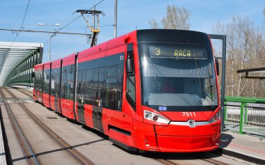 Prague, Çek Cumhuriyeti - 7 Mayıs 2017: bir modern tramvay şehrin sokaklarında.