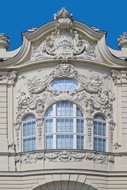 Eski bir binanın penceresi. Yaşlı Bratislava, 2019. 