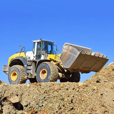 Ukrayna, Polyanytsya - 16 Ekim 2018: Yükleyici-Tekerlekli yükleyici Liebherr marka Polyanytsya köyü alanında bir inşaat sitesinde.