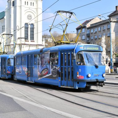 Bratislava, Slovakya-Mart 31, 2019: şehrin sokaklarında eski tramvay.