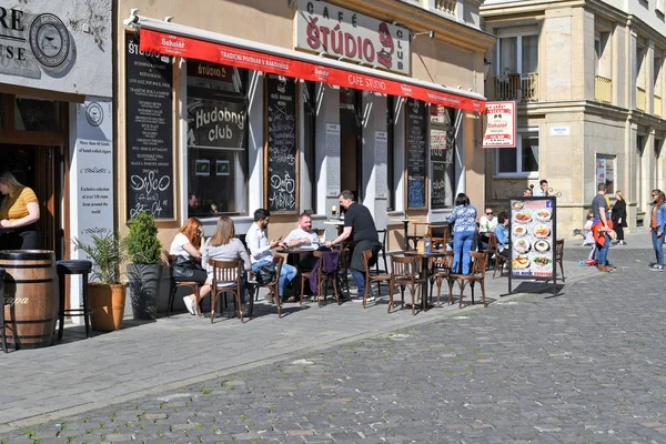 Bratislava República Eslovaca Março 2019 Restaurante Mesas Nas Ruas Antigas — Fotografia de Stock