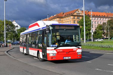 Prag, Çek Cumhuriyeti - 25 Mayıs 2019: Şehir içi otobüs yolda.