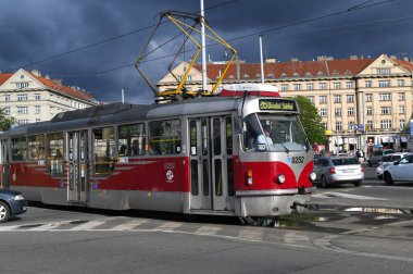 Prag, Çek Cumhuriyeti - 25 Mayıs 2019: Şehrin sokaklarında eski tramvay.