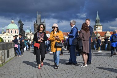 Prag, Çek Cumhuriyeti - 25 Mayıs 2019: Charles Köprüsü'nde.