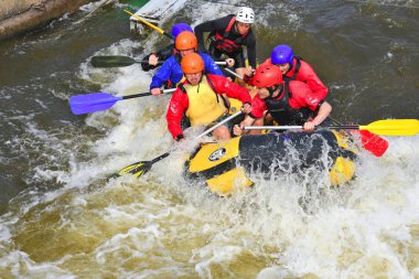 Prag, Çek Cumhuriyeti - 25 Mayıs 2019: Prag-Troja Kano Merkezi'nde Rafting.