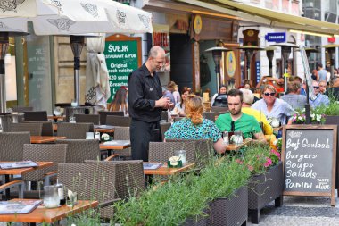 Prag, Çek Cumhuriyeti - 25 Mayıs 2019: Şehrin eski sokaklarında masa restoranı.