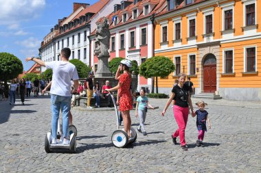 Wroclaw, Polonya Cumhuriyeti - 19 Mayıs 2019: Wroclaw 'ın eski sokaklarında Segway turu.