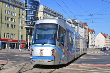 Wrocaw, Polonya Cumhuriyeti - 19 Mayıs 2019: Şehrin sokaklarında modern bir tramvay.